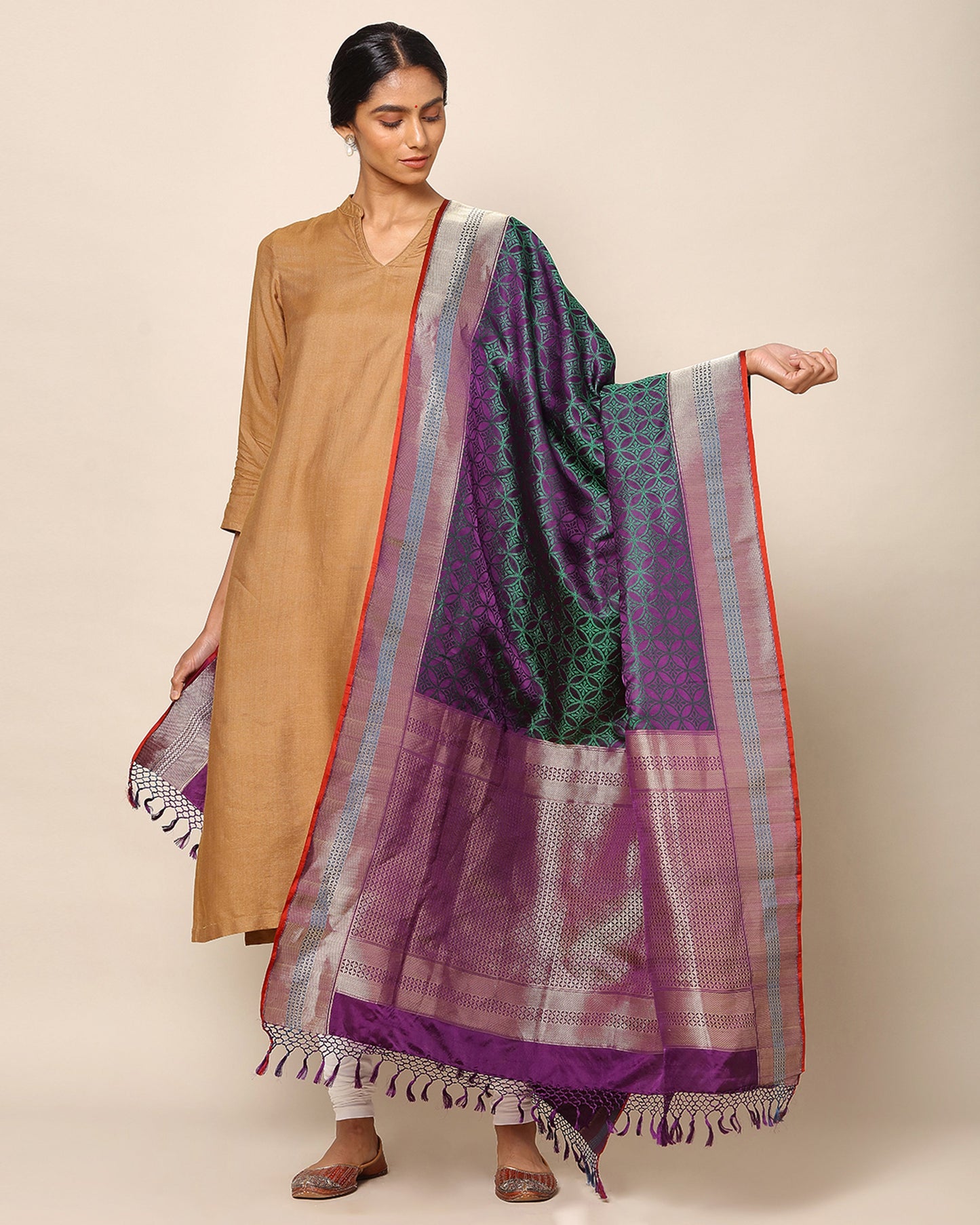 Sarayu Tanchoi and Kadwa Silk Dupatta