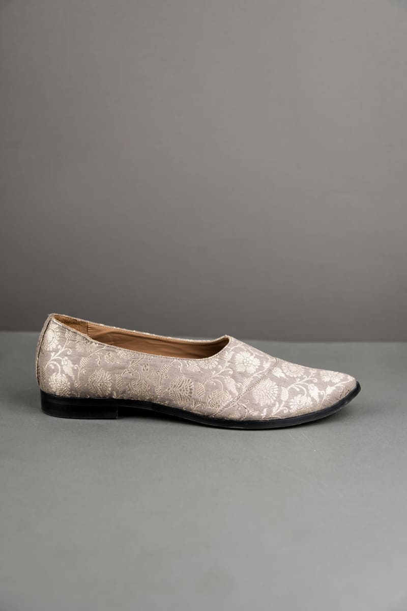 Grey Brocade Mojari