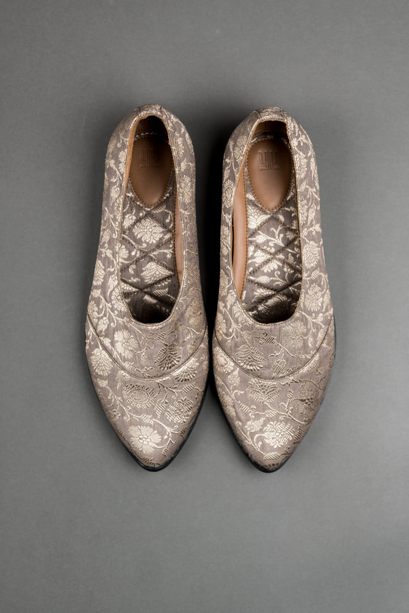 Grey Brocade Mojari