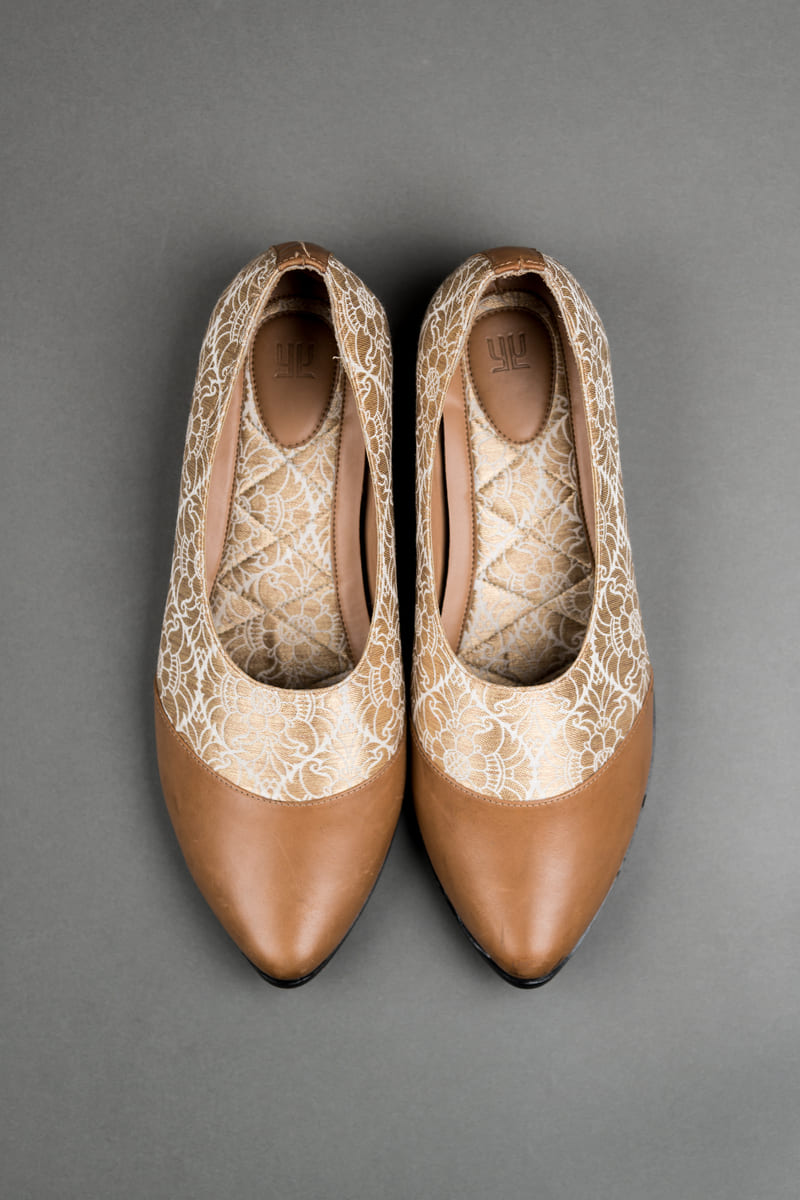 Ivory Brocade With Leather Detail Mojari