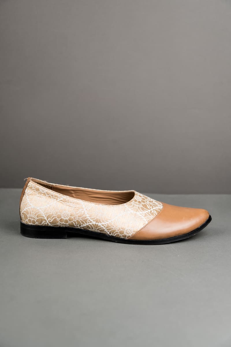 Ivory Brocade With Leather Detail Mojari