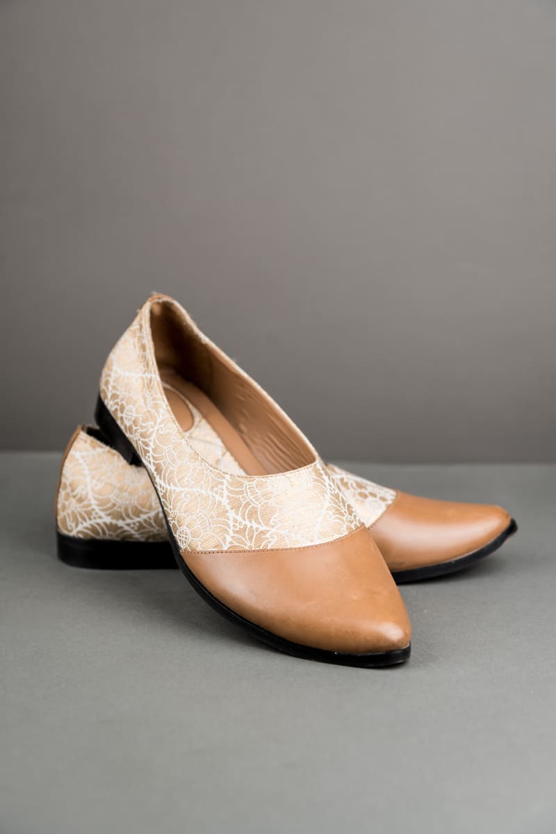 Ivory Brocade With Leather Detail Mojari